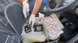 Jandarmanın gözünden kaçmadı: Uyuşturucu haplar otomobilin koltuklarından çıktı