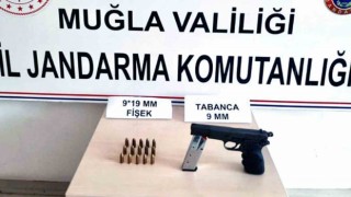 Jandarmayı görünce araçtan inerek tabancayı araziye atı