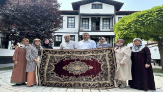 Kadın Kültür ve Sanat Merkezinde giden kursiyerler halı dokumayı öğreniyor