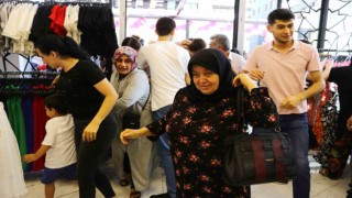 Kadınlar indirimli ürünleri almak için birbirleriyle yarıştı