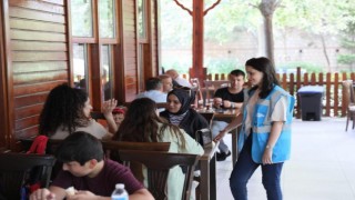 Kağıthanede gençler sokakları temizledi, fiyatları denetledi