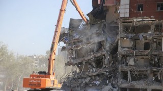 Kahramanmaraş'ta Ağır Hasarlı Binaların Yıkımı Sürüyor