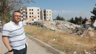 Kahramanmaraşta ağır hasarlı binaların yıkımı sürüyor