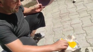 Kahramanmaraşta bir vatandaş taş üzerinde yumurta pişirdi