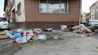 Kaldırım çöplerle kaplandı