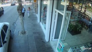 Kaldırıma saçılan paraların gizemi güvenlik kamerası sayesinde çözüldü