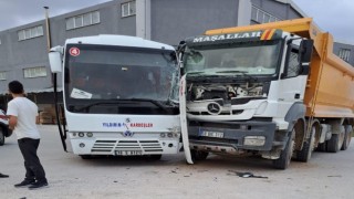 Kamyon ile minibüs çarpıştı: 1 yaralı