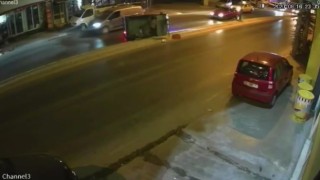 Kamyonet devrildi, kasadan yola düşen şahıslar ölümden döndü