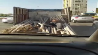 Kamyon kasasındaki tehlikeli yolculuk kamerada