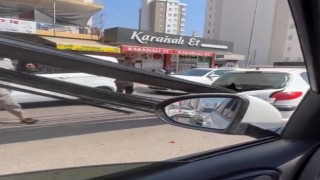 Kamyonetteki demir otomobile ok gibi saplandı