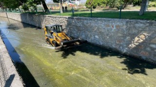 Kanal temizlenerek kötü koku ve pis görünümünden kurtarılıyor