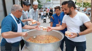 Karagöz Ahmet Paşa Camiinde aşure ikramı