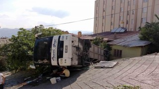 Karamanda yokuş çıkarken geri kayan tur otobüsü evin bahçesine devrildi: 30 yaralı