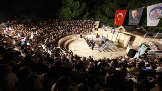 “Kargalar” adlı oyun Selçukta sahnelendi