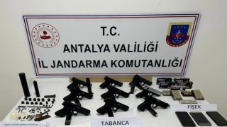 Kargoyla silah ticareti yapan baba ve oğluna jandarma operasyonu