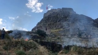 Kars Kalesinin etrafındaki otları ateşe verdiler