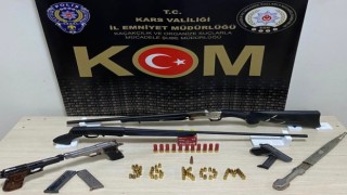 Karsta çok sayıda silah ele geçirildi