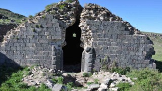 Karsta defineciler kilise de kazılmadık yer bırakmadı