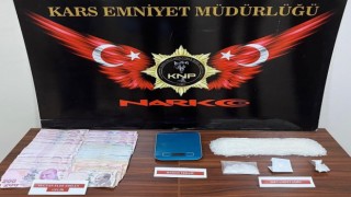 Karsta uyuşturucu tacirleri çökertildi