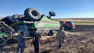 Karsta yangın çıkan biçerdöver devrildi