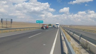 Karsta yolcu otobüsü traktöre çarptı: 2 yaralı