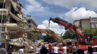 Kartalda bina yıkımı yapan iş makinası devrildi