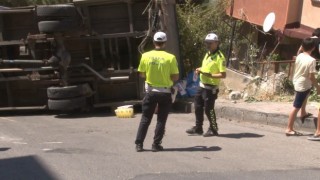 Kartalda freni boşalan kamyonet yan attı: 2 yaralı