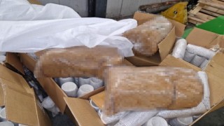 Karton bardaklar arasında 35 bin euroluk kaçak tütün ele geçirildi