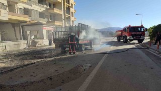 Kasasında yangın çıkan kamyonet korkuttu