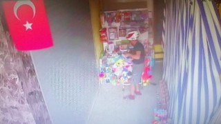 Kasklı oyuncak hırsızı kamerada