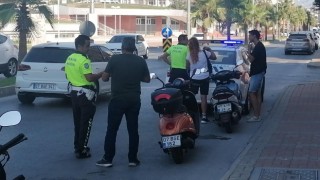 Kasksız motosiklet sürücüleri ceza kesilince kasklarını takıp gittiler