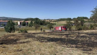 Kastamonuda tarlada çıkan anız yangınını itfaiye ekipleri söndürdü