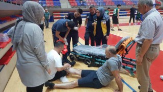 Kavgayı ayırmak için tribünden atlayan şahsın ayak bileği kırıldı