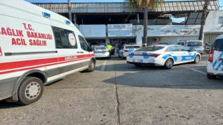 Kavgayı ayırmaya çalışan polis bıçaklandı