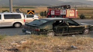 Kavşakta devrilen otomobilde 4 kişi yaralandı