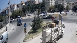 Kavşakta iki otomobil çarpıştı, kaza güvenlik kamerasına böyle yansıdı