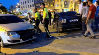 Kavşakta otomobiller çarpıştı: 2 yaralı