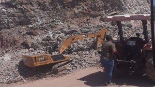 Kayaların iş makinesinin üzerine düşmesiyle operatör feci şekilde hayatını kaybetti