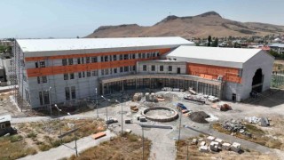 Kaymakam Aydın, yapımı devam eden halk kütüphanesinde incelemelerde bulundu