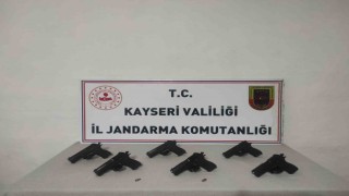 Kayseride ruhsatsız tabancaları piyasaya sürmek isteyen şahıs jandarmadan kaçamadı