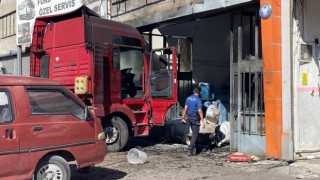 Kayseride tırın yakıt deposu patladı: 1i ağır 2 yaralı
