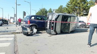 Kaza sonrası hafif ticari araç yan yattı: 2 yaralı