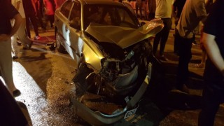 Kaza yapan otomobilde sıkışan sürücüyü itfaiye kurtardı