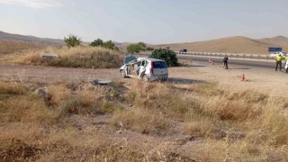 Kaza yapan otomobildeki anne ile çocuğunu ölüm ayırdı