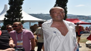 Kazada iki kolunu kaybeden Avcılar Belediye Başkanı Hançerli üçüncü kez boğazı yüzerek geçti