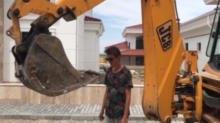 Kepçe ile yaprak sarması yedirdi