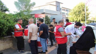 Kızılay Cizrede tansiyon ölçtü, ayran ve limonata dağıttı