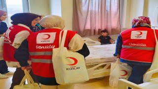 Kızılay gönüllüleri Diyadinde hastaları sevindirdi