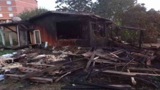 Kocaelide ahşap ev alev alev yandı