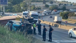 Kocaelide devrilen tırdan fırlayan sürücü öldü